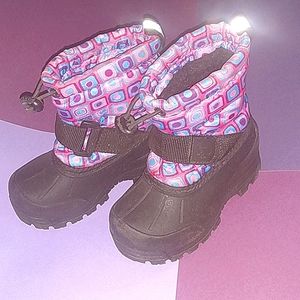 Girls snow boots size 6 toddlers